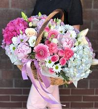 Композиция солнечный день в Павловской Цветочная композиция из Розы, Хризантемы, Пионы и Лизиантусы в корзине в Павловской